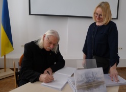 A.Ostašenkovas dalina autografus. LGGRTC nuotrauka